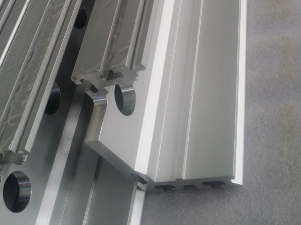 鋁型材在電氣工業(yè)上有怎樣的開(kāi)發(fā)與應(yīng)用？