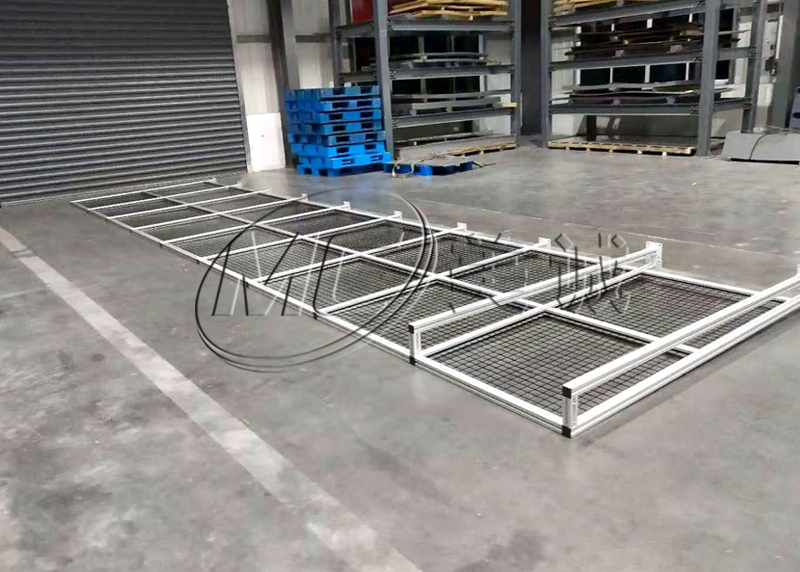 無(wú)錫鋁型材加工40<i style='color:red'>40型材</i>時(shí)，所用的配件種類(lèi)