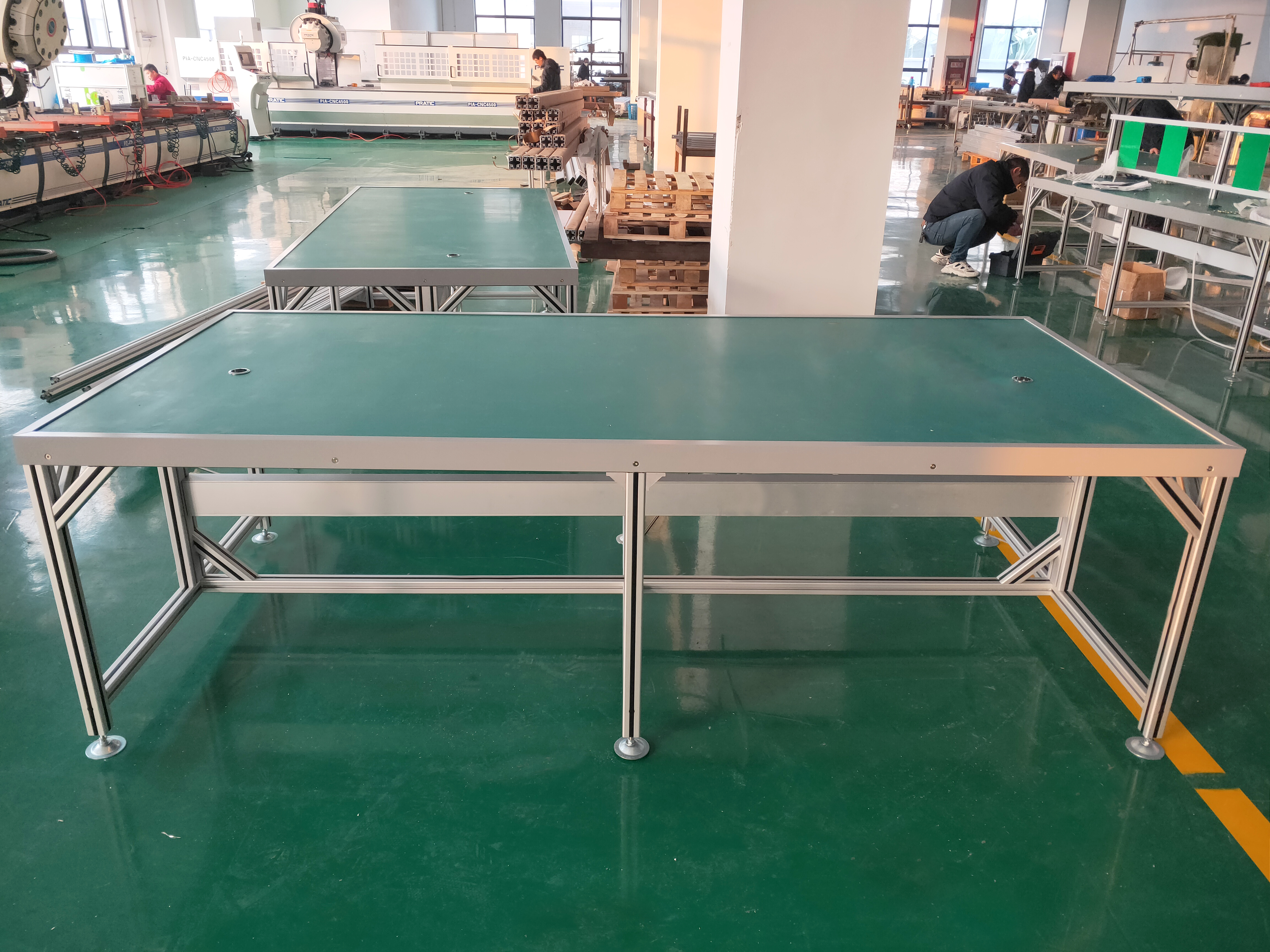 在南京當(dāng)?shù)兀卸嗌俜N類的防靜電工作臺(tái)？