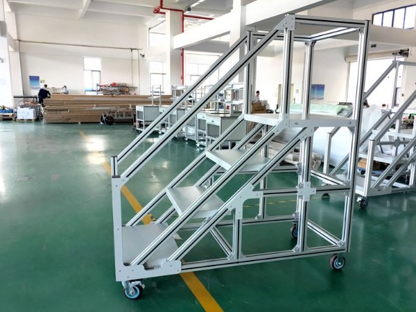 鋁合金<i style='color:red'>登高梯</i>用到哪些鋁型材連接件？