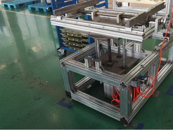 工業(yè)鋁型材生產(chǎn)廠家，除了生產(chǎn)鋁型材，還包括連接件